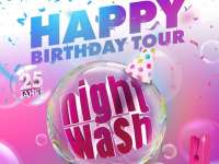 Ein pinker Schriftzug: "night wash" in einer Seifenblase mit Party-Hütchen. Eine weitere kleinere Seifenblase enthält den Schriftzug "25 Jahre". Über den Seifenblasen steht "Happy Birthday Tour!" und unter ihnen "Comedy at its best". Konfetti, das von oben herab regnet und weitere Seifenblasen sind vor einem rosa, lila, Hintergrund zu sehen.