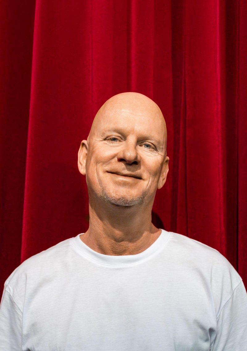 Rüdiger Hoffmann vor rotem Samtvorhang