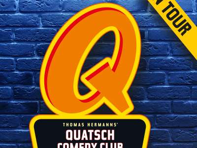 Logo "Q" orange und gelb, mit dem Schriftzug Quatsch Comedy Club darunter vor einer blauen Backsteinwand