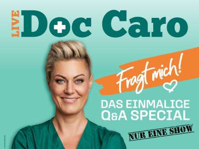 Doc Caro (blonde Frau mit kurzen Haaren) in grüner Krankenhauskleidung mit verschränkten Armen. Drumherum steht: "Doc Caro - Fragt mich! Das einmalige Q&A Special - Nur eine Show - 29.01.2027 Mülheim RInglokschuppen"