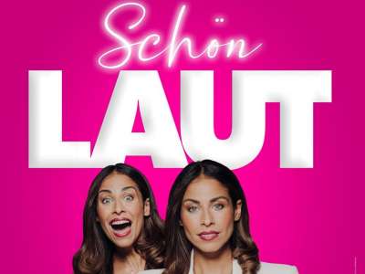 Pinker Hintergrund, davor zwei Bilder von Negah Amiri: Einmal in weißem Jacket und mit ernstem Blick. Über Ihre Schulter schaut das das zweite Bild von Negah Amiri mit euphorischem Gesichtsausdruck, weit offenstehendem Mund, den ein Lächeln umspielt und aufgerissenen Augen.